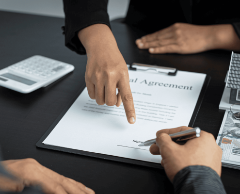 Un errore che spesso accade è trattare la vendita come un "braccio di ferro" in cui sei tu a portare la soluzione, senza coinvolgere davvero il cliente. In realtà, la vendita è un’opportunità per mettere il cliente al centro. Ogni cliente ha una difficoltà o un problema che desidera risolvere, e vuole sentirsi ascoltato, compreso e guidato. La chiave è capire il suo punto di vista e aiutarlo a trovare la soluzione ideale. È simile all'approccio di un medico con il paziente: il venditore è il medico che ascolta, analizza e propone una cura.